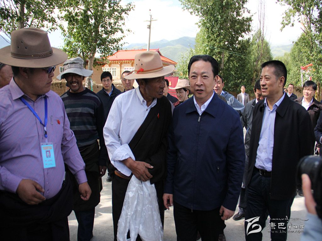 黃新初在甘孜縣調(diào)研指導(dǎo)扶貧開(kāi)發(fā)工作、慰問(wèn)對(duì)口支援我州的干部人才代表掠影