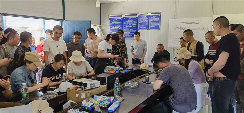 農(nóng)行道孚支行服務(wù)現(xiàn)場(chǎng).jpg 農(nóng)行道孚支行服務(wù)現(xiàn)場(chǎng).jpg