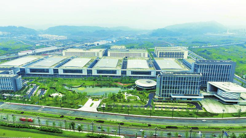 總書(shū)記駐足細(xì)看.jpg 總書(shū)記駐足細(xì)看.jpg