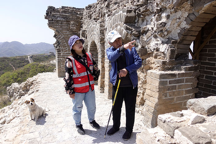 在明長城遺址上，梅景田給外甥女劉紅巖講述長城故事。